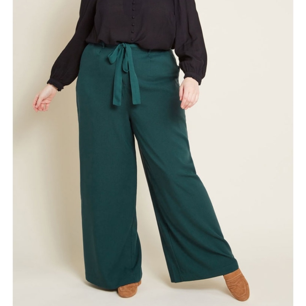 The Savannah Pant in Hunter Green